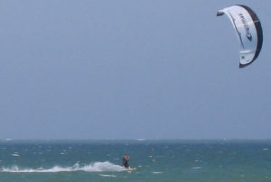 Kitesurf_wikimedia_sarkanyszorf