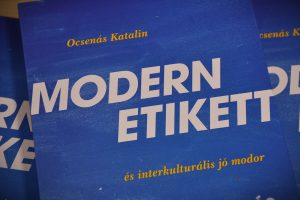 modern etikett